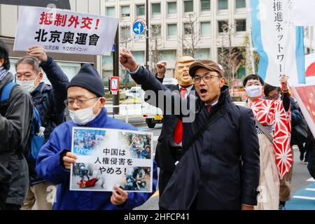 Tokyo, Japon.15th janvier 2022.Les partisans du boycott des Jeux Olympiques de Beijing portant un masque de visage participent à un rallye dans la zone commerçante de luxe de Ginza à Tokyo.Des militants de Hong Kong, Uyghur, Tibet et Mongolie du Sud ont protesté contre le gouvernement chinois et les Jeux olympiques d'hiver de 2022 à Beijing.(Image de crédit: © Rodrigo Reyes Marin/ZUMA Press Wire) Banque D'Images