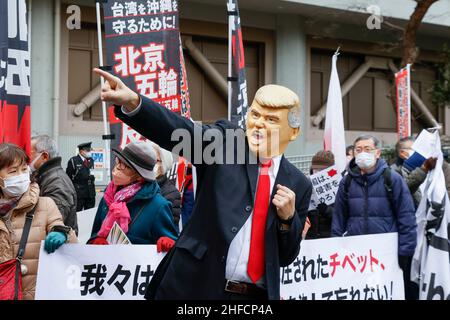 Tokyo, Japon.15th janvier 2022.Les partisans du boycott des Jeux Olympiques de Beijing portent un masque de Trump lors d'un rallye dans la zone commerçante de luxe de Ginza à Tokyo.Des militants de Hong Kong, Uyghur, Tibet et Mongolie du Sud ont protesté contre le gouvernement chinois et les Jeux olympiques d'hiver de 2022 à Beijing.(Image de crédit: © Rodrigo Reyes Marin/ZUMA Press Wire) Banque D'Images