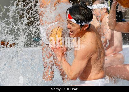 Tokyo, Japon.15th janvier 2022.Les participants vêtus uniquement de linges versent de l'eau froide sur eux-mêmes lors de la traditionnelle cérémonie de purification de l'endurance froide (Kanchu-Misogi) au sanctuaire de Kanda Myojin.Cette année, environ 20 participants ont bravé le rituel du bain de glace, une cérémonie traditionnelle connue pour purifier l'âme et apporter Bonne chance.(Image de crédit: © Rodrigo Reyes Marin/ZUMA Press Wire) Banque D'Images