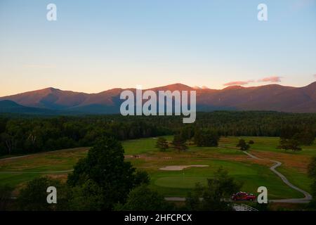 Presidential Range incluant Mount Jefferson, Mount Adams, Mount Madison et le plus haut Mount Washington au coucher du soleil depuis le village de Bretton Woods, WHI Banque D'Images