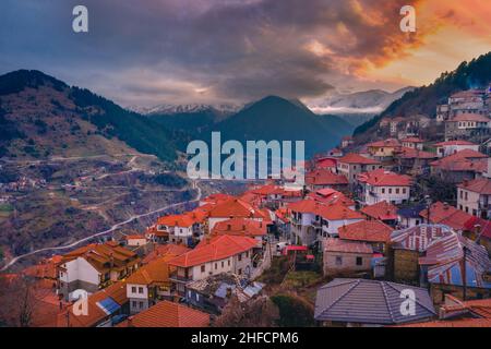 Metsovo est un village d'Epirus, dans les montagnes de Pindus dans le nord de la Grèce, entre Ioannina au nord et Meteora au sud. Banque D'Images