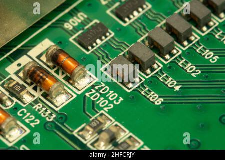 Inductances CMS soudées sur une carte de circuit imprimé (PCB) verte. Banque D'Images