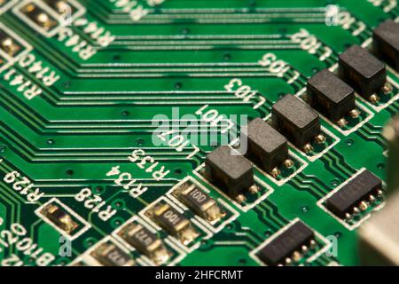 Composants CMS soudés sur une carte de circuit imprimé (PCB) verte. Banque D'Images