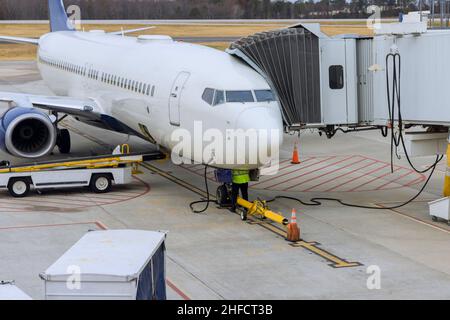 Avion à l'aéroport avec service au sol avant le vol Banque D'Images