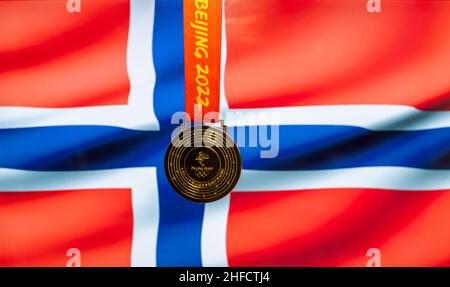 5 janvier 2021, Beijing Chine.Médaille d'or des XXIV Jeux Olympiques d'hiver sur fond de drapeau de la Norvège. Banque D'Images