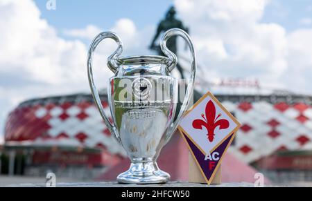 14 juin 2021, Florence, Italie.L'emblème du club de football de l'ACF Fiorentina et de la coupe de la Ligue des champions de l'UEFA sur fond de style moderne Banque D'Images