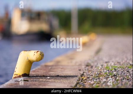 Bollard sur la jetée.Mise au point sélective et faible profondeur de champ. Banque D'Images