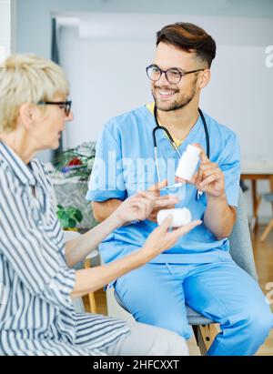 infirmière médecin soins aux personnes âgées médicament comprimé prescription aidant soignant aide à la retraite soins infirmiers à domicile Banque D'Images