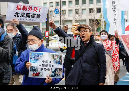 Tokyo, Japon.15th janvier 2022.Les partisans du boycott des Jeux Olympiques de Beijing portant un masque de visage participent à un rallye dans la zone commerçante de luxe de Ginza à Tokyo.Des militants de Hong Kong, Uyghur, Tibet et Mongolie du Sud ont protesté contre le gouvernement chinois et les Jeux olympiques d'hiver de 2022 à Beijing.(Image de crédit: © Rodrigo Reyes Marin/ZUMA Press Wire) Banque D'Images