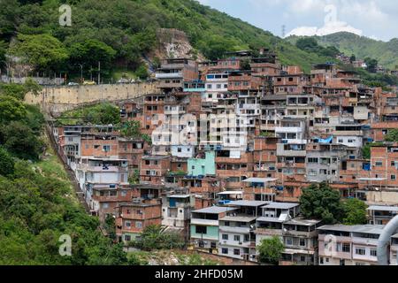 Rio, Brésil - 14 novembre 2021: Vue d'une communauté pauvre sur une colline dans le nord de la ville, montrant la végétation voisine Banque D'Images