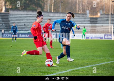 Agathe Donnary de GPSO 92 Issy et Gaetane Thiney de Paris FC lutte pour le ballon lors du championnat de France féminin D1 Arkema football match entre Paris FC et GPSO 92 Issy le 15 janvier 2022 au stade Robert Bobin de Bondoufle, France - photo: Melanie Laurent/DPPI/LiveMedia Banque D'Images