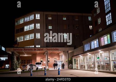 PAMPELUNE, NAVARRE ESPAGNE JANVIER 12 2022: Hôpital de Navarre vu la nuit, entrée de l'hôpital Banque D'Images