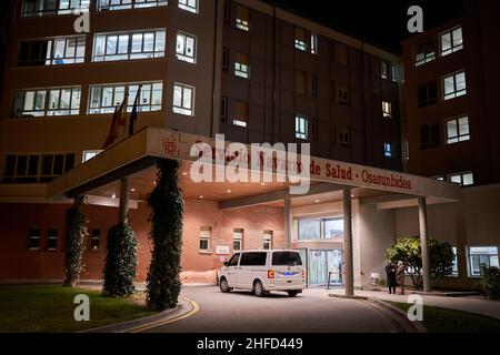 PAMPELUNE, NAVARRE ESPAGNE JANVIER 12 2022: Hôpital de Navarre vu la nuit, entrée de l'hôpital Banque D'Images