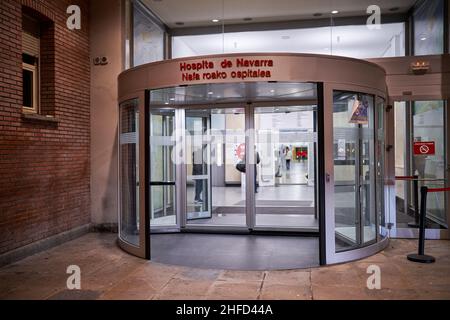 PAMPELUNE, NAVARRE ESPAGNE JANVIER 12 2022: Hôpital de Navarre vu la nuit, entrée de l'hôpital Banque D'Images