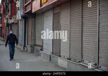 Un homme portant un masque facial traverse un marché fermé lors d'un verrouillage imposé par les autorités suite à l'augmentation des cas de coronavirus à Srinagar.après la hausse soudaine des cas de coronavirus, le gouvernement a imposé un verrouillage de fin de semaine à Jammu-et-Cachemire pour contenir la propagation du virus.Le Jammu-et-Cachemire a été témoin de la plus forte augmentation de 2 456 cas de coronavirus avec 5 décès vendredi.Pendant ce temps, l'Inde a signalé 268 833 nouveaux cas de coronavirus et 402 décès au cours des 24 dernières heures.(Photo de Saqib Majeed/SOPA Images/Sipa USA) Banque D'Images