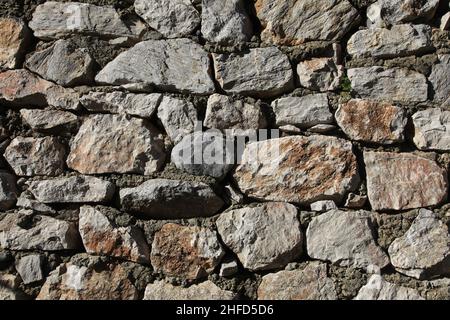 Stonewall.Un mur en pierre fait à l'aide de béton.Fermez l'arrière-plan. Banque D'Images