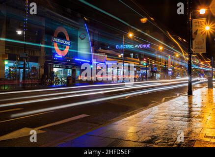 Brixton, Oval, Londres, Royaume-Uni - décembre 2020 ; Brixton's Electric Avenue by Night (photo : Lewis Patrick) Banque D'Images
