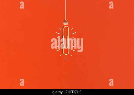 Ampoule sur fond rouge.Concept d'inspiration et d'idée créative.Vue de dessus avec espace de copie.Composition de la pose à plat. Banque D'Images