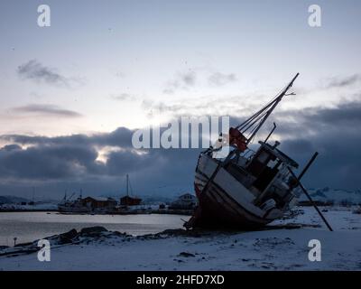 Bateau de pêche en réparation à Sommaroy sur l'île Store Sommaroya, Norvège. Banque D'Images