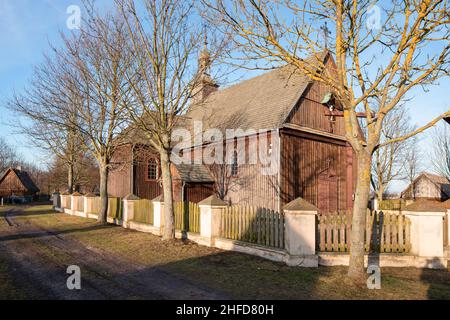 Ancienne église ou chapelle en bois. Bâtiments traditionnels en bois de la campagne polonaise ancienne. Musée ethnographique en plein air à Dziekanowice, en Pologne. Banque D'Images