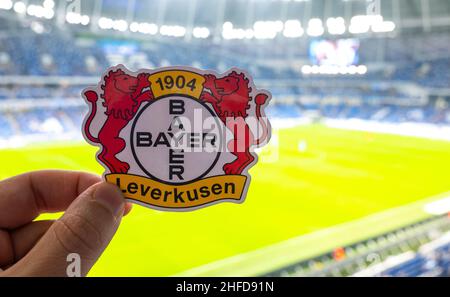 12 septembre 2021, Leverkusen, Allemagne l'emblème du club de football Bayer 04 Leverkusen devant le stade moderne. Banque D'Images