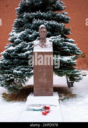 5 décembre 2021, Moscou, Russie.Monument à la tombe de l'homme d'État soviétique Mikhail Suslov dans la nécropole près du mur du Kremlin sur la place Rouge. Banque D'Images