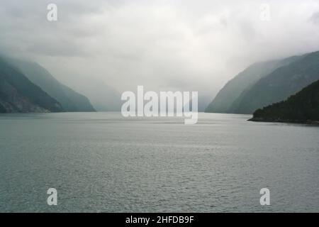 côte de l'océan arctique avec des montagnes du bord de mer Banque D'Images