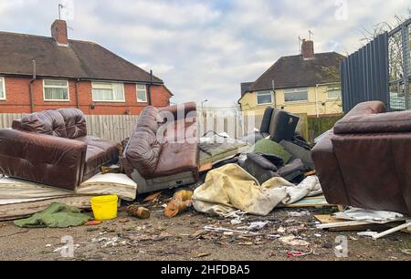 les déchets sont enroués par des pinces à mouches sur un domaine de logement Banque D'Images