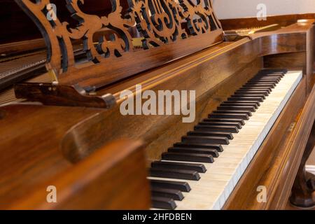 Piano à queue carré Chickering & sons restauré antique très rare construit en 1867 avec bois de rose brésilien, ébène et ivoire. Banque D'Images