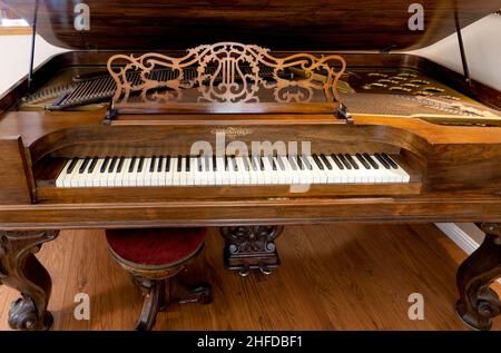 Piano à queue carré Chickering & sons restauré antique très rare construit en 1867 avec bois de rose brésilien, ébène et ivoire. Banque D'Images