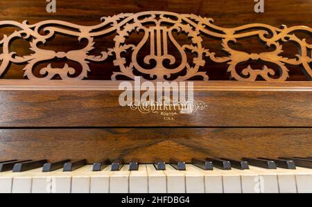 Piano à queue carré Chickering & sons restauré antique très rare construit en 1867 avec bois de rose brésilien, ébène et ivoire. Banque D'Images