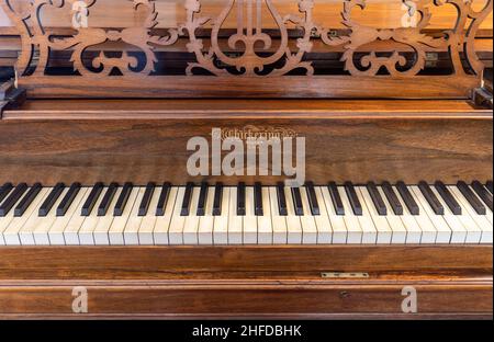 Piano à queue carré Chickering & sons restauré antique très rare construit en 1867 avec bois de rose brésilien, ébène et ivoire. Banque D'Images