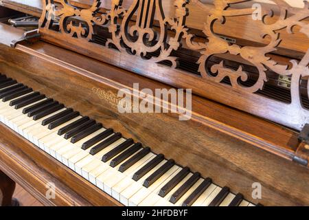 Piano à queue carré Chickering & sons restauré antique très rare construit en 1867 avec bois de rose brésilien, ébène et ivoire. Banque D'Images