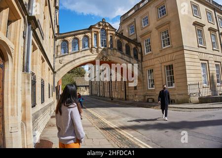 OXFORD, Royaume-Uni - 13 avril 2021.Hertford Bridge, ou Bridge of Soupirs, un skyway entre deux bâtiments de Hertford College of Oxford University, Oxford, Angl Banque D'Images