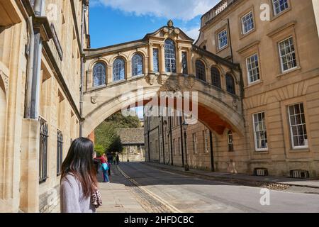 OXFORD, Royaume-Uni - 13 avril 2021.Hertford Bridge, ou Bridge of Soupirs, un skyway entre deux bâtiments de Hertford College of Oxford University, Oxford, Angl Banque D'Images