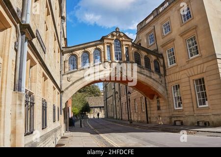 OXFORD, Royaume-Uni - 13 avril 2021.Hertford Bridge, ou Bridge of Soupirs, un skyway entre deux bâtiments de Hertford College of Oxford University, Oxford, Angl Banque D'Images