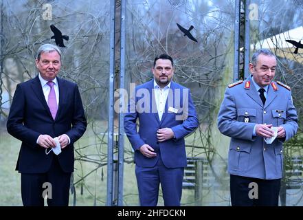 Potsdam, Allemagne.14th janvier 2022.Le général Carsten Breuer (r), Chef du personnel de crise de Corona à la Chancellerie fédérale, visite Sanacorp Pharmahandel GmbH.À côté de lui sont Andre Blümel (l), Président de l'Association fédérale des grossistes pharmaceutiques, et Christoph Greulich, Directeur de l'usine de Potsdam (m).L'entreprise fournit aux pharmacies des produits pharmaceutiques et de santé.Credit: Soeren Stache/dpa-Zentralbild/dpa/Alay Live News Banque D'Images