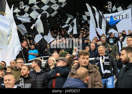 Newcastle, Royaume-Uni.15th janvier 2022.Les fans de Newcastle chantent et branle des drapeaux à Newcastle, Royaume-Uni, le 1/15/2022.(Photo de Mark Cosgrove/News Images/Sipa USA) crédit: SIPA USA/Alay Live News Banque D'Images