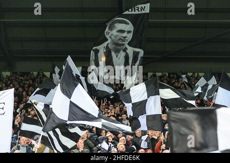 Newcastle, Royaume-Uni.15th janvier 2022.Les fans de Newcastle chantent et branle des drapeaux à Newcastle, Royaume-Uni, le 1/15/2022.(Photo de Mark Cosgrove/News Images/Sipa USA) crédit: SIPA USA/Alay Live News Banque D'Images