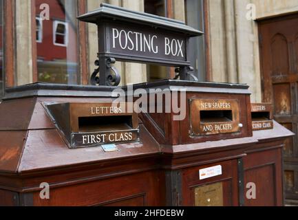 OXFORD, Royaume-Uni - 13 avril 2021 Vintage Royal Mail Box à Oxford Banque D'Images