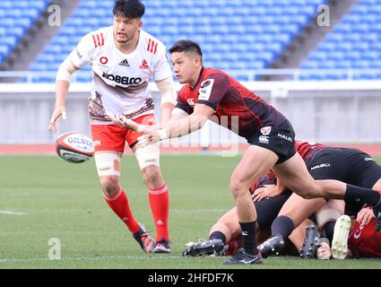 Tokyo, Japon.15th janvier 2022.Yokohama Canon Eagles scrum Half Koki Arai passe le ballon au match de la nouvelle ligue de rugby professionnelle japonaise Japan Rugby League une division un entre Canon et Kobelco Kobe Steelers le samedi 15 janvier 2022.Yokohama Canon Eagles a battu Kobelco Kobe Steelers 55-21.Credit: Yoshio Tsunoda/AFLO/Alay Live News Banque D'Images