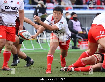 Tokyo, Japon.15th janvier 2022.Kobelco Kobe Steelers Scrum Half Atsushi Hiwasa passe le ballon au match de la nouvelle ligue de rugby professionnelle japonaise Japan Rugby League une division un entre Yokohama Canon Eagles et Kobelco Kobe Steelers le samedi 15 janvier 2022.Yokohama Canon Eagles a battu Kobelco Kobe Steelers 55-21.Credit: Yoshio Tsunoda/AFLO/Alay Live News Banque D'Images