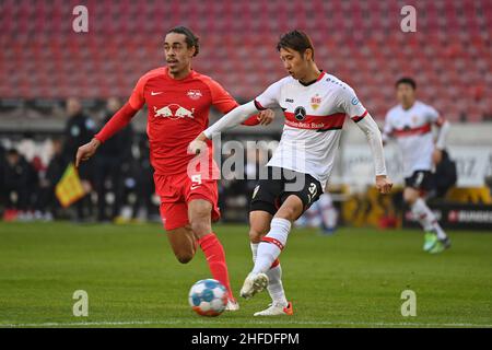 Stuttgart, Allemagne.15th janvier 2022.Hiroki ITO (VFB Stuttgart), action, duels contre Yussuf POULSEN (L).Football 1.Saison Bundesliga 2021/2022, 19.match, matchday19.VFB Stuttgart-RB Leipzig 0-2 le 15th janvier 2022, Mercedes Benz Arena Stuttgart Credit: dpa/Alamy Live News Banque D'Images