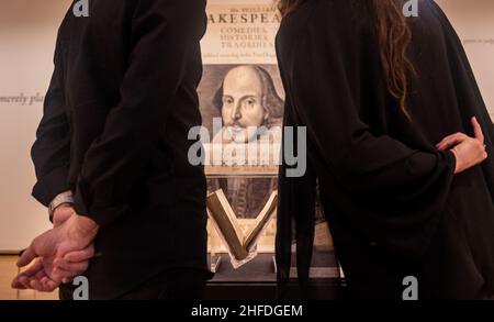 Vancouver, Colombie-Britannique, Canada.15th janvier 2022.Les patrons de la Vancouver Art Gallery le 15 janvier admirent une première édition complète des comédies, histoires et tragédies de William Shakespeare, connue sous le nom de First Folio, un livre extrêmement rare contenant 36 des 38 pièces de théâtre shakespeariennes connues.La collection a été publiée en 1623, sept ans après la mort de l'écrivain, à l'époque où seulement la moitié des pièces de Shakespeare avaient été imprimées.Le folio, organisé par l'ami Ben Jonson, est crédité de préserver l'autre moitié.L'Université de la Colombie-Britannique a acquis le folio par l'intermédiaire de Christi Banque D'Images