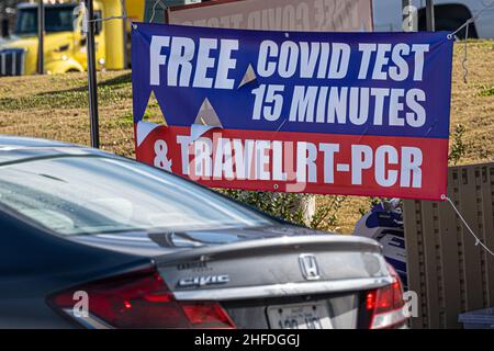 Site d'essai au volant gratuit de Covid dans le comté de Gwinnett, en Géorgie.(ÉTATS-UNIS) Banque D'Images