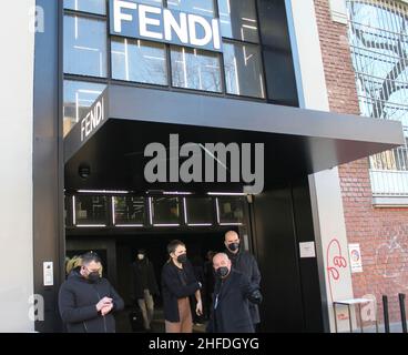 Milao, Italie.15th janvier 2022.(INT) vêtements pour hommes pendant la semaine de la mode de Milan.15 janvier 2022, Milan, Italie.Avec ses spectacles en personne, Fendi, Dolce et Gabbana Philipp plein offrent une atmosphère futuriste et un cadre urbain pendant la semaine de la mode pour hommes automne-hiver 2022-23 à Milan, Italie, le samedi (15).Le rappeur et chanteur machine Gun Kelly, engagé auprès de l'actrice Megan Fox, a été la sensation au spectacle de mode Dolce & Gabbana.(Credit image: © Josi Donelli/TheNEWS2 via ZUMA Press Wire) Banque D'Images