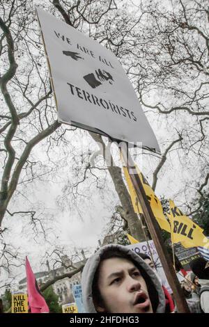 Londres, Angleterre, Royaume-Uni.15th janvier 2022.Lincoln's Inn Fields, Londres, Royaume-Uni, 15th janvier 2022.Les foules de la campagne « Kill the Bill » - différents groupes d'activistes protestant contre la police, le crime, la peine et le projet de loi sur les tribunaux - se réunissent à Holborn pour marcher vers la place du Parlement.Le projet de loi sur la police, la criminalité, la peine et les tribunaux a été défini comme « racionien » de nombreuses parties.S'il est passé dans sa version originale et avec les trois cents pages ajoutées à la dernière minute par le Ministre de l'intérieur Priti Patel, il imposerait des limitations strictes aux droits de manifester librement, de se réunir, d'associ Banque D'Images