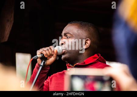 Londres, Angleterre, Royaume-Uni.15th janvier 2022.Lincoln's Inn Fields, Londres, Royaume-Uni, 15th janvier 2022.Femi Oluwole, militante politique britannique et co-fondatrice du groupe de plaidoyer pro-européen notre avenir notre choix (OFOC), parle aux foules de la campagne "tuer le projet de loi" alors que différents groupes d'activistes se réunissent à Holborn pour marcher vers la place du Parlement.La campagne « tuer le projet de loi » rassemble des militants de différents groupes pour protester contre le projet de loi sur la police, le crime, la condamnation et les tribunaux.Le projet de loi sur la police, la criminalité, la peine et les tribunaux a été défini comme « racionien » de nombreuses parties.Si p Banque D'Images