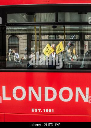 Londres, Angleterre, Royaume-Uni.15th janvier 2022.Londres, Royaume-Uni, 15th janvier 2022.Les foules de la campagne « tuer le projet de loi » arrêtent la circulation à travers le centre-ville pour protester contre le projet de loi sur la police, le crime, la peine et les tribunaux.Le projet de loi sur la police, la criminalité, la peine et les tribunaux a été défini comme « racionien » de nombreuses parties.S'il était passé dans sa version originale et avec les trois cents pages ajoutées à la dernière minute par le ministre de l'intérieur Priti Patel, il imposerait des limitations strictes aux droits de manifester librement, de se réunir, de s'associer et de se déplacer librement en Grande-Bretagne.(Credit image: © Sabrina Merolla/ZUMA Banque D'Images