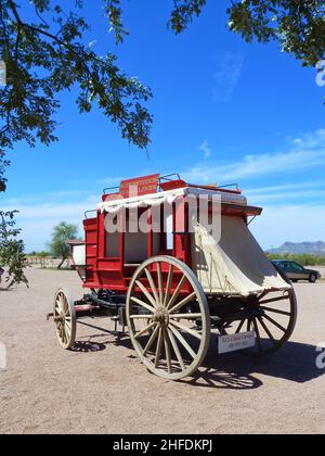 stagecoach en bois rouge dans une zone ouverte sans chevaux Banque D'Images